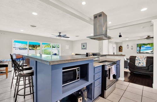 St. Petersburg - Clearwater House | Amazing Home with Heated Pool! Sleeps 10! Book Now! Minutes from everything.