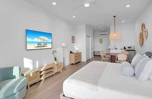 Long Key Hotel | An Unforgettable Stay Awaits! Balcony, Pool, Free Parking, Pets Are Welcome!