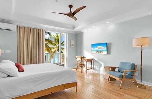 Long Key Hotel | An Unforgettable Stay Awaits! Balcony, Pool, Free Parking, Pets Are Welcome!