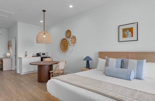 Long Key Hotel | An Unforgettable Stay Awaits! Balcony, Pool, Free Parking, Pets Are Welcome!