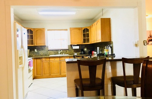 Cutler Bay House | ANDY accommodation is good for couples, business