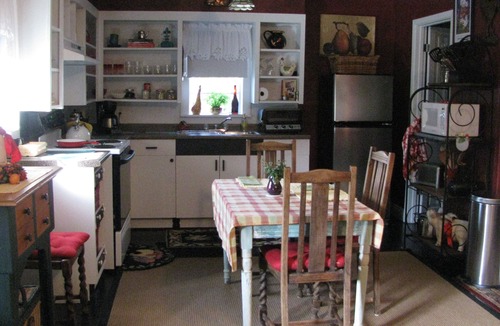 Abbeville Cottage | Apartment A, A Quaint Bed and Breakfast Cottage