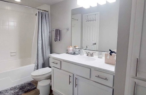 Deco Apartment | Apartment in the suburbs, near the Moll and stores (pet friendly).