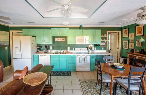 West Panama City Beach Cottage | Aquaman's Cottage/Laguna Beach Paw-ridise Retreat! 5 minute walk to the beach