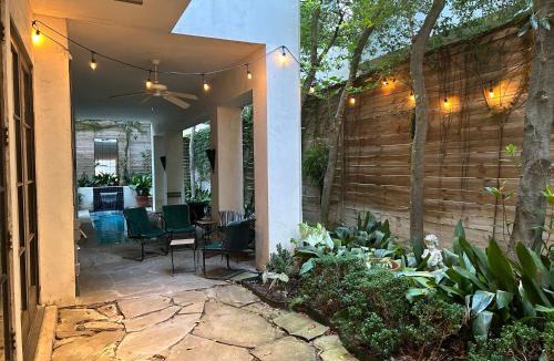 Greenway Plaza-Upper Kirby Apartment | Artist's Library with a Private Swimming Pool