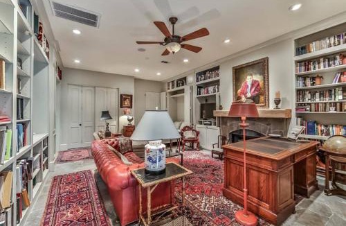 Greenway Plaza-Upper Kirby Apartment | Artist's Library with a Private Swimming Pool