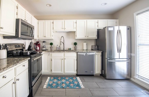 Homewood House | Ashwood Heights | 2.5 Baths/King Beds/Free Parking