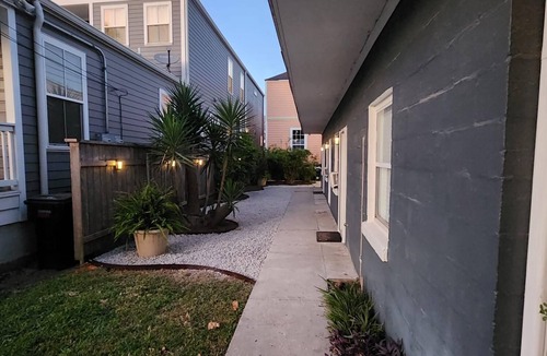 Carrollton Apartment | Audubon House Apt. 2: 2bd/1ba