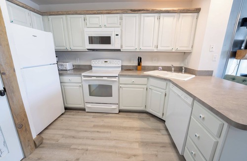 East End House | August 2026 Big Savings! 1BR/1BA Dog-Friendly Townhome, Near State Park