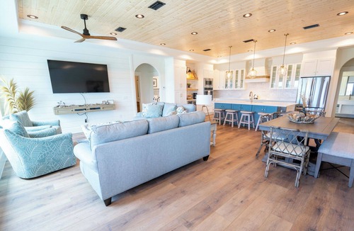 East End House | August 2026 Big Savings! Dogs OK, Elevator, Direct Beach Access!