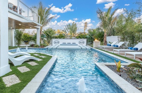 Whitney Beach House | “Aura” 5min to beach- sleeps 20- pool with waterfall and fire features