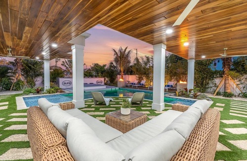 Whitney Beach House | “Aura” 5min to beach- sleeps 20- pool with waterfall and fire features
