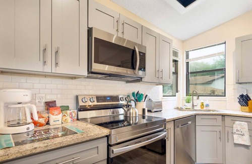 East Arlington House | Autumn Deal! Glimmering Jacksonville Getaway~Grill, Mayo & Beach~Sleeps 7