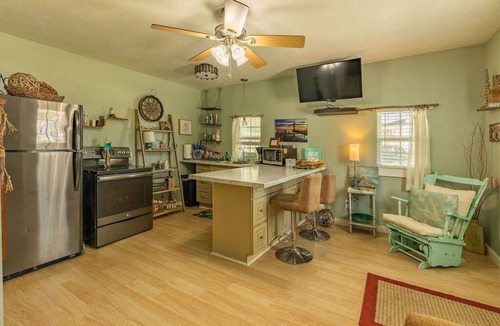 Bacliff Cottage | Awesome 2B/2B cottage on shared waterfront property, 275' pier, pool & hot tub