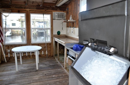 Salem House | Awesome 3 bedroom 2 bathroom house 5 minutes from the Gulf of Mexico!