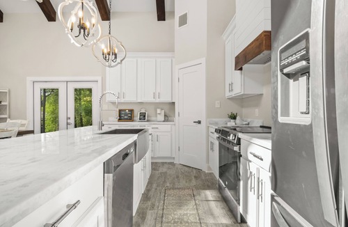 Negreet House | B's Bungalow- Waterfront-Family-Friendly-Near Adventure Park, Fishing & More!