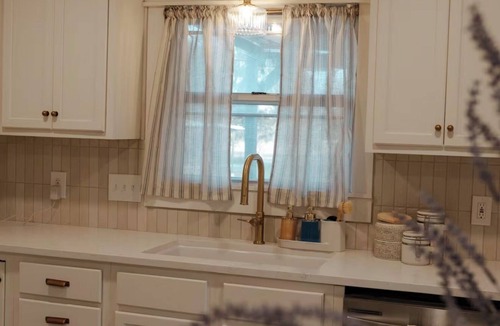 Waco Cottage | Bagby Bunkhouse Beautiful Cottage 7 minutes from Baylor and Magnolia Pond