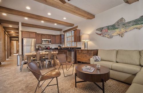 Jackson House | Baitshop Cabin Privacy in Downtown Jackson 2 blocks to Town Square w/A/C