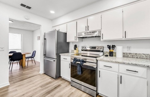 Jacksonville House | Balcony Dreams, Prime Locale Near Must-Sees