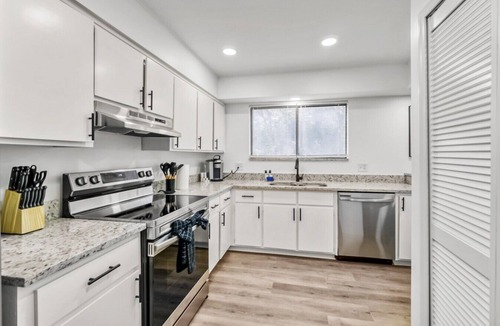 Jacksonville House | Balcony Dreams, Prime Locale Near Must-Sees