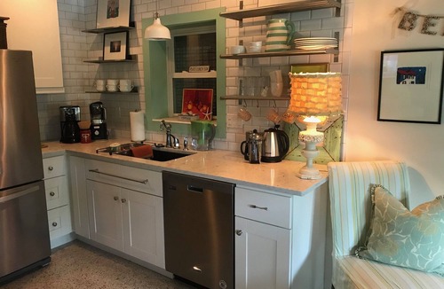 Anna Maria Cottage | Barefoot Gypsy = Steps to beach | Near Bayfront Park | Bean Point | Rod & Reel
