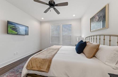 Lafayette Villa | Basin House 2 King Beds 70in TV Fast WiFi