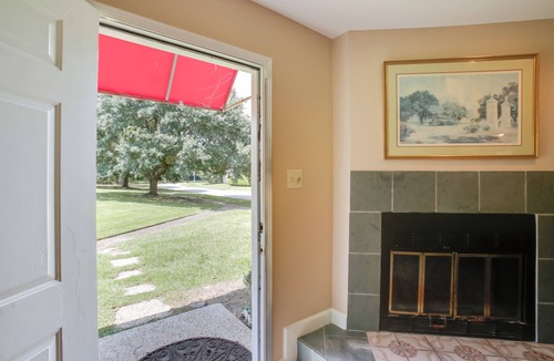 Westminster House | Baton Rouge Townhome w/Pool Access - 7 Mi to LSU!