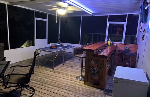 Shoreline Park House | Bay Breeze Bliss~ Hot Tub, Bar & Canal~ 5mi To Beach!