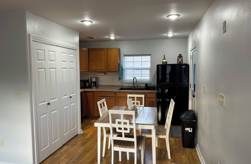 Shoreline Park House | Bay Breeze Bliss~ Hot Tub, Bar & Canal~ 5mi To Beach!