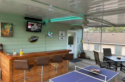 Shoreline Park House | Bay Breeze Bliss-Hot Tub, Bar and Canal 5mi to Beach