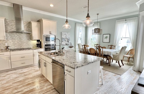 Navarre Beach House | “Bay Side Retreat” Luxury Home, Pool/Hot tub, Dog Friendly, Paddleboards