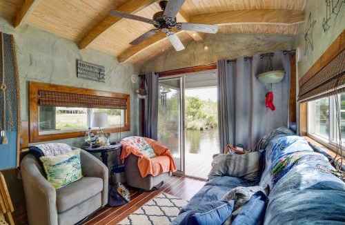 Shoreline Park Apartment | Bay St Louis Houseboat 6 Mi to Old Town & Beach!
