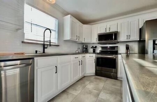 Shoreline Park House | Bay Watch - 5Br 3.5 Ba Waterfront Home with pool pet friendly