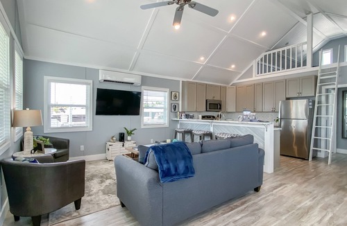 Downtown Boat Rental | BAYDREAM - Peaceful! Inviting! Clean! Floating quiet getaway! Dock your boat!