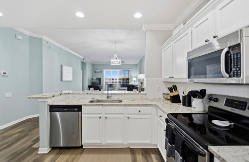 Tropical Cove Condo | Bayfront Bliss at Lexington CC Lake Village