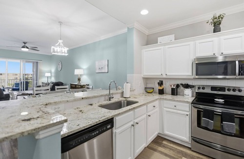 Tropical Cove Condo | Bayfront Bliss at Lexington CC Lake Village