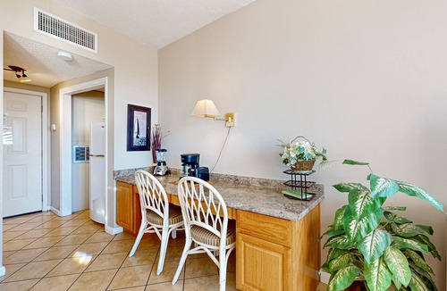 Fort Walton Beach Apartment | Bayfront delight with pool, bay views & prime location - snowbird-friendly