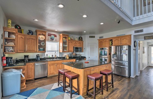 Sportsman Road Cottage | Bayfront Fishing Pier: Galveston Island Home!