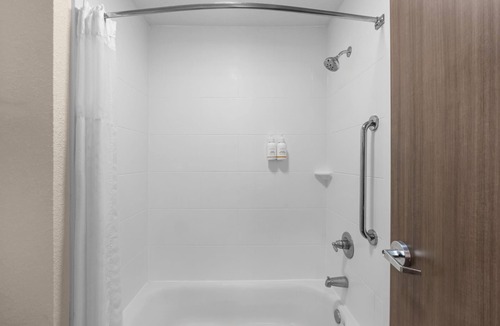 Iowa Hotel | Baymont by Wyndham Iowa Lake Charles