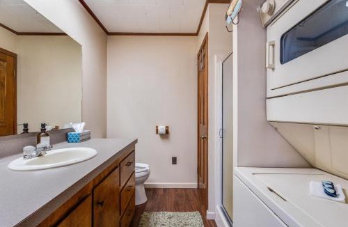 Opelousas House | Bayou Oaks-Sleeps 12-Private Lake with Fish