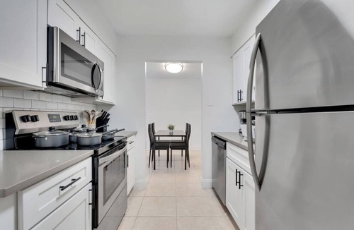 SoHo Apartment | Bayshore Bliss | King Suite + Pool & Gym