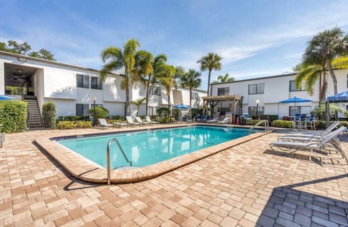 SoHo Apartment | Bayshore Bliss | King Suite + Pool & Gym