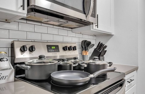 SoHo Apartment | Bayshore Cozy Escape | Free Parking, Pool & Gym