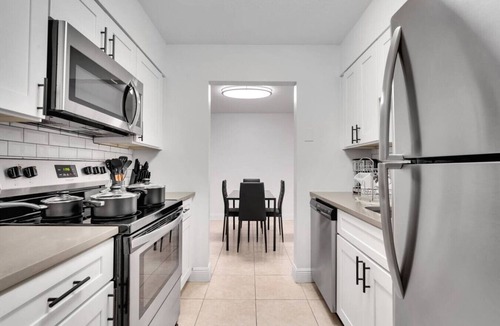 SoHo Apartment | Bayshore Hideaway | Pool, Gym & Free Parking
