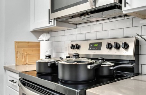 SoHo Apartment | Bayshore Hideaway | Pool, Gym & Free Parking