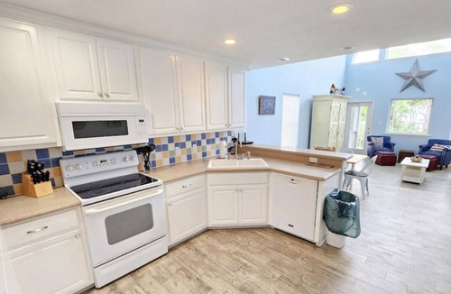 East End House | Bayside Oyster. 3 bedroom. 3 bath. 2 min. walk to beach. Stunning sunsets