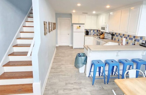 East End House | Bayside Oyster. 3 bedroom. 3 bath. 2 min. walk to beach. Stunning sunsets