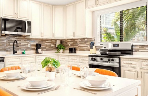 Treasure Island Hotel | 🌇 BBR #11, Steps to the Beach, HTD Pool, 2 Bed Apt w/Kitchen,1 King & 2 Queens!