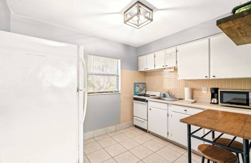 Treasure Island Hotel | 🐬 BBR #7, Steps to the Beach, Heated Pool w/Full Kitchen & 3 Beds!