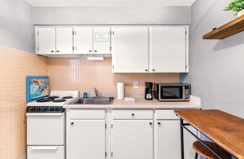 Treasure Island Hotel | 🐬 BBR #7, Steps to the Beach, Heated Pool w/Full Kitchen & 3 Beds!